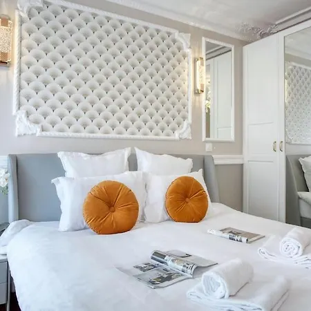 Apartment Parisian Gem: Heart Of The Latin Quarter- 2br Lift Paris